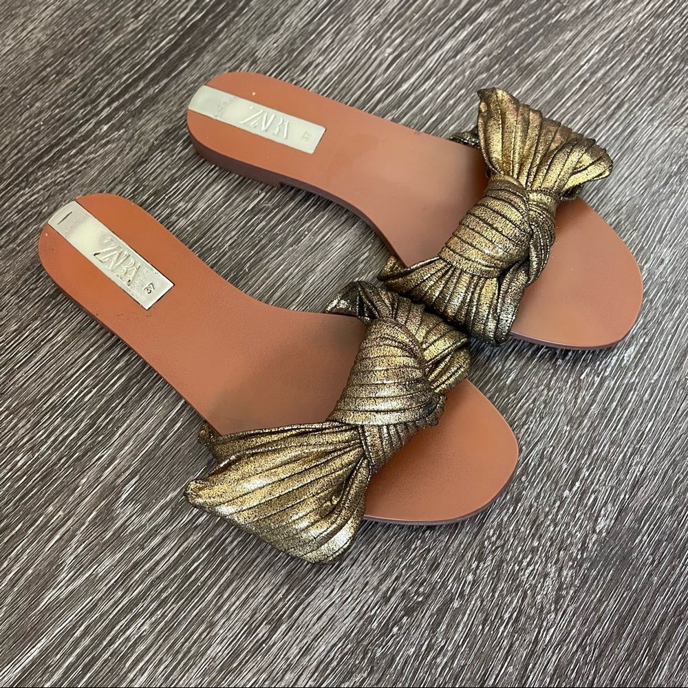 Zara gold flat sandal with bow knot 👡🤎